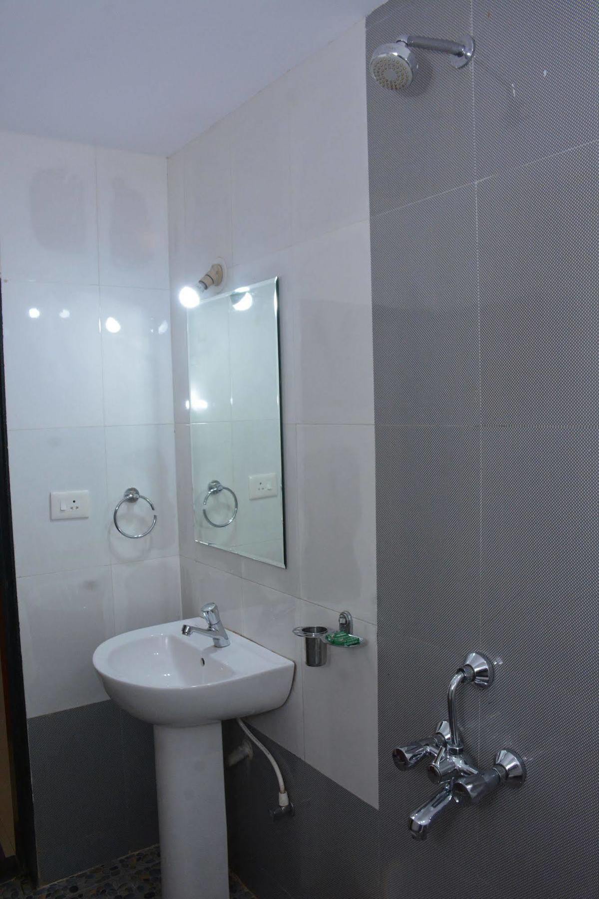 Rbr Suites 卡兰古特 外观 照片