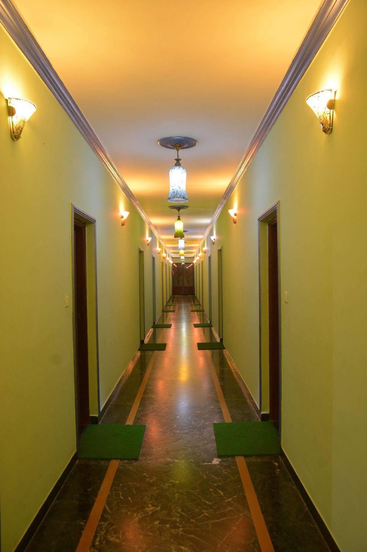 Rbr Suites 卡兰古特 外观 照片